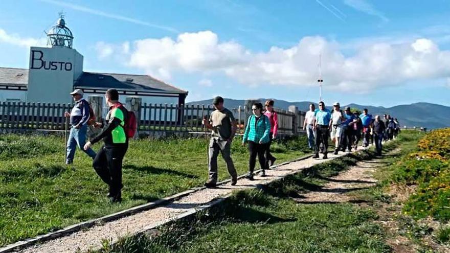 Senderistas participantes en la protesta del pasado 20 de mayo, a su paso por el faro de Busto.