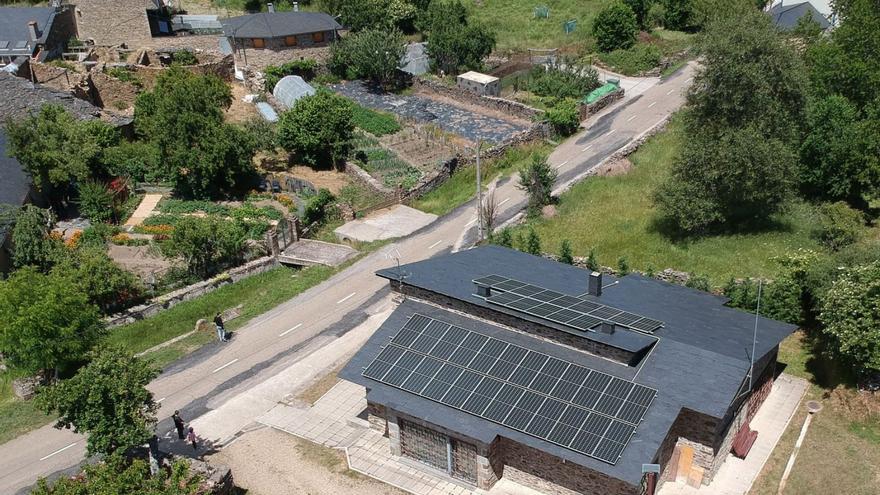 Vista de pájaro de la instalación de autoconsumo situada en los tejados de la localidad de Sagallos. | Cedida