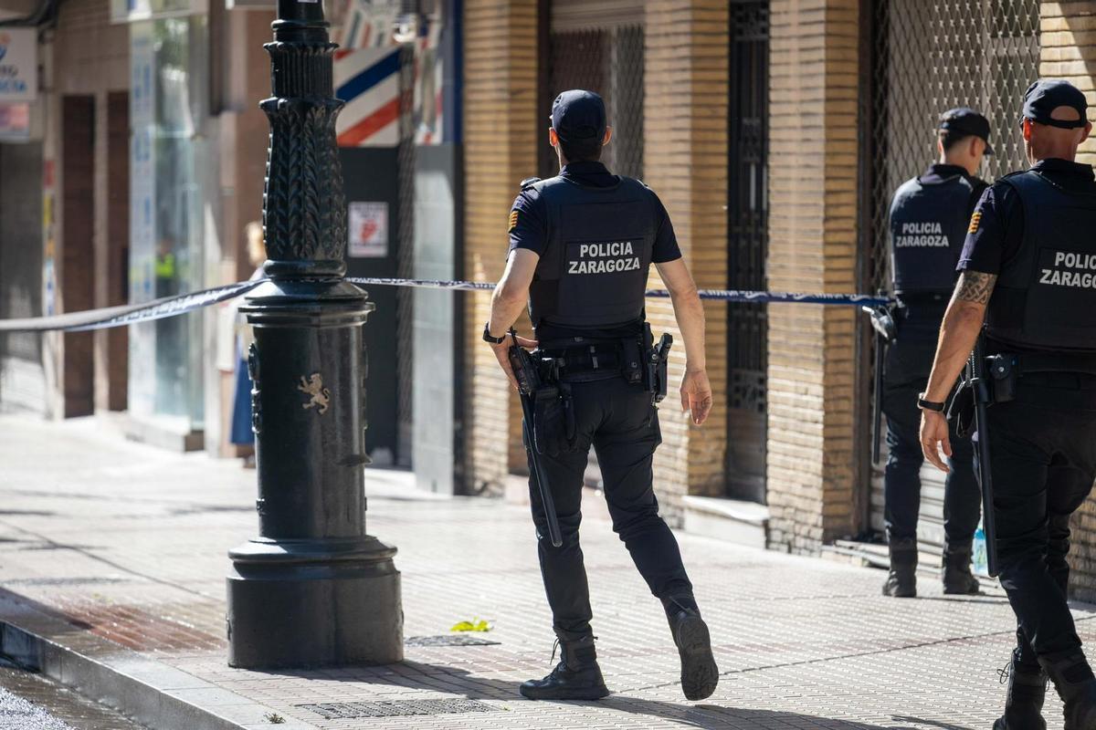En imágenes |  Herida grave una niña de 12 años tras ser atropellada por un autobús urbano en la calle Conde Aranda de Zaragoza Herida grave una niña de 12 años tras ser atropellada por un autobús urbano en la calle Conde Aranda de Zaragoza