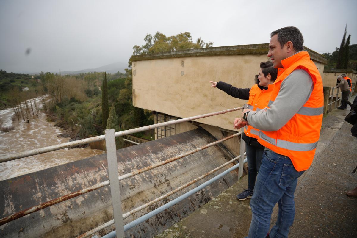 Raquel del Puerto en la presa de Valuengo, este lunes, con el gerente del Cepei.