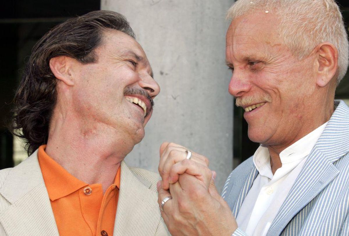 Carlos Baturín (derecha) y Emilio Menéndez (izquierda), nada más contraer matrimonio el 11 de julio de 2005.