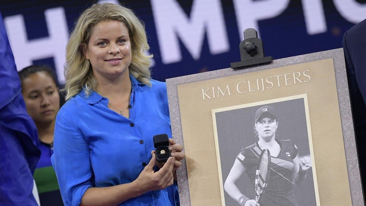 Kim Clijsters recibe un cuadro con su imagen en el último Abierto de EEUU.