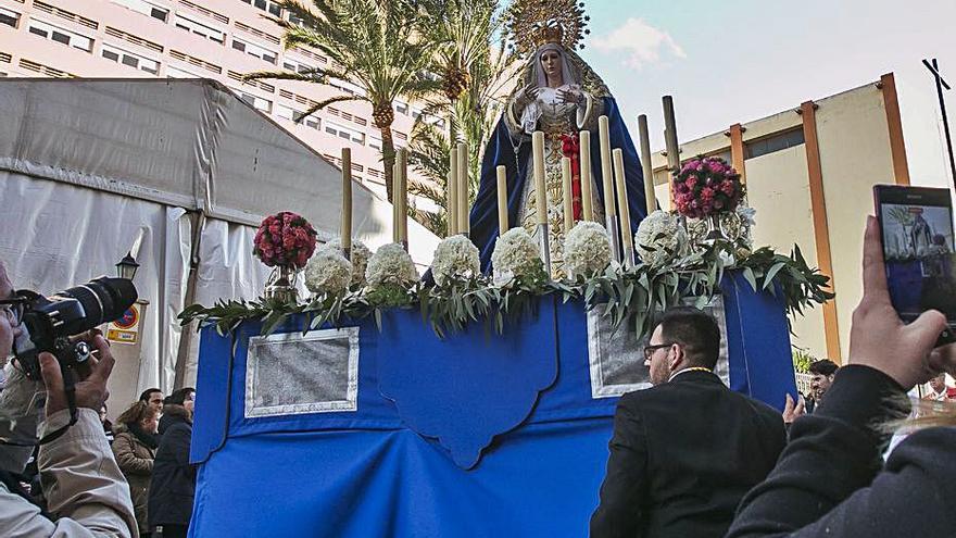 Un momento de la procesión de la hermandad de Altozano.