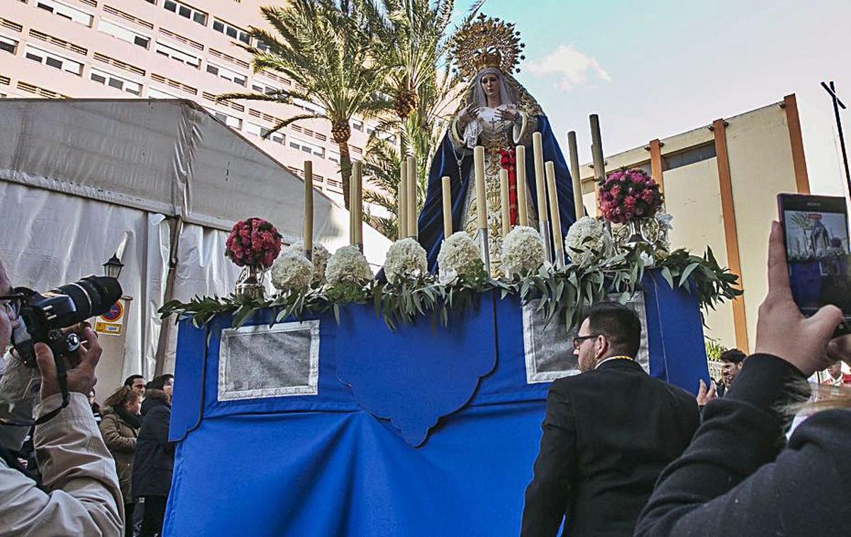 Un momento de la procesión de la hermandad de Altozano.
