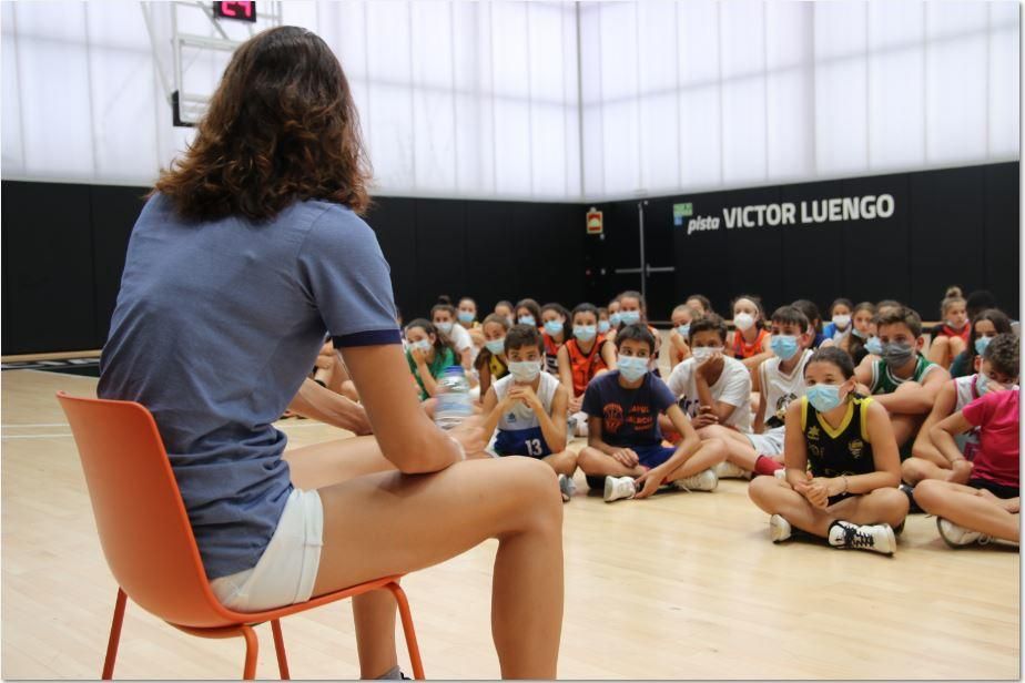 María Pina visita el Campus de Verano del Valencia