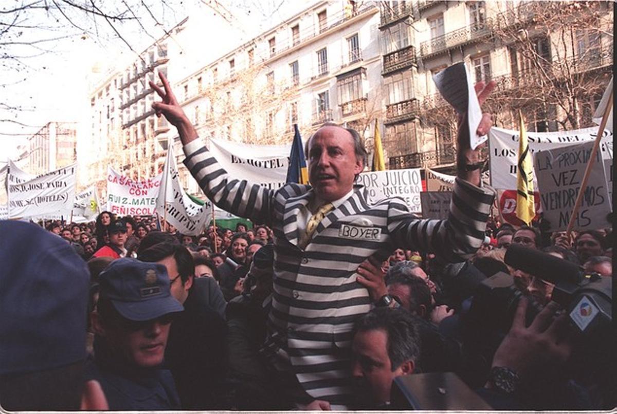 El empresario José María Ruiz-Mateos antes de entrar a juicio a brazos de sus simpatizantes en 1997. 