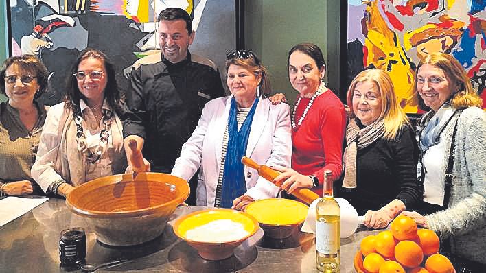 Ángel Cortés, Caty Juan y Amalia Estaben en el centro.