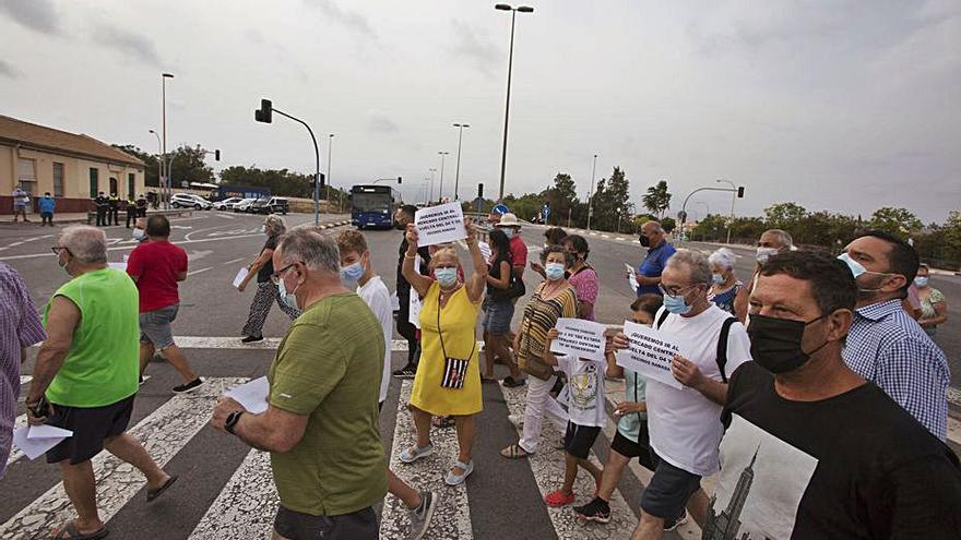 Rabasa pide que llegue el autobús | PILAR CORTÉS