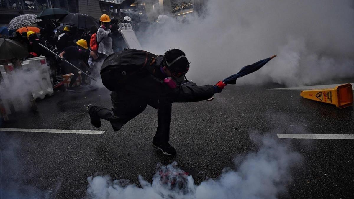 Enfrentamientos entre manifestantes y policías en Hong Kong, este domingo.