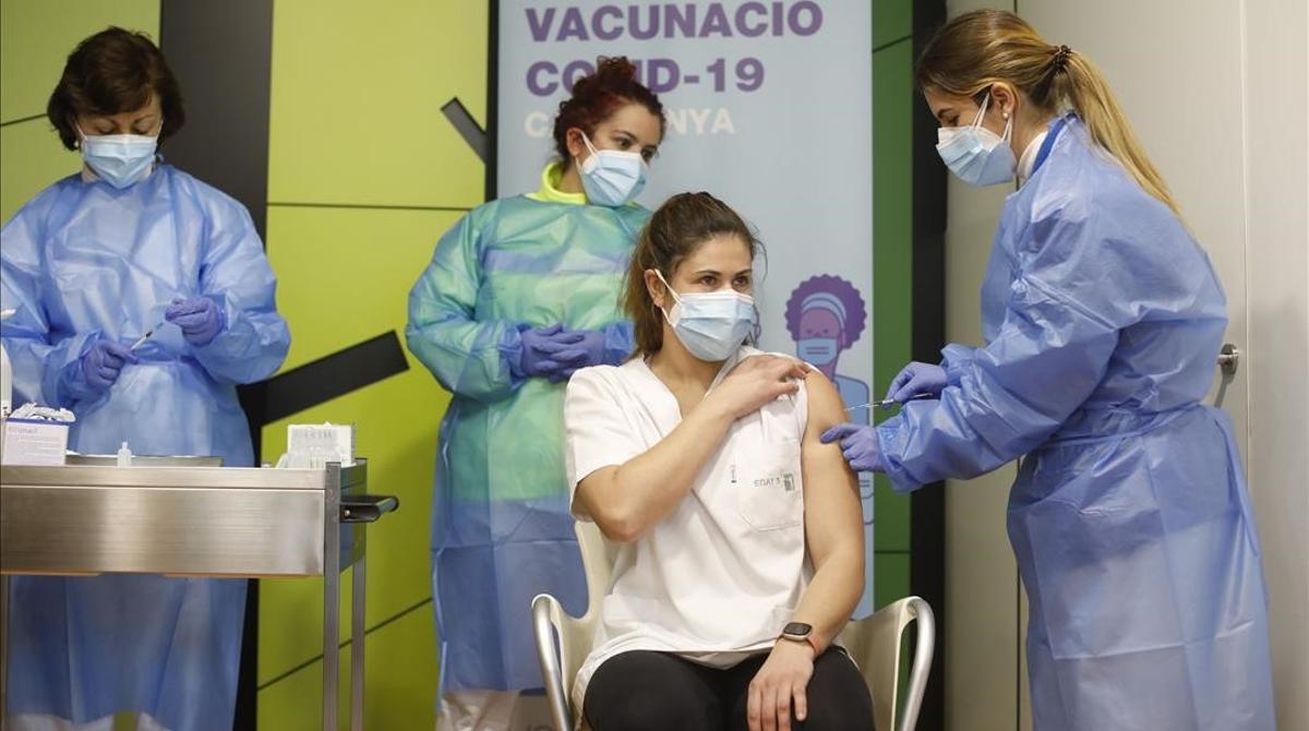 Una enfermera recibe la vacuna contra el coronavirus. Una enfermera recibe la vacuna contra el coronavirus.