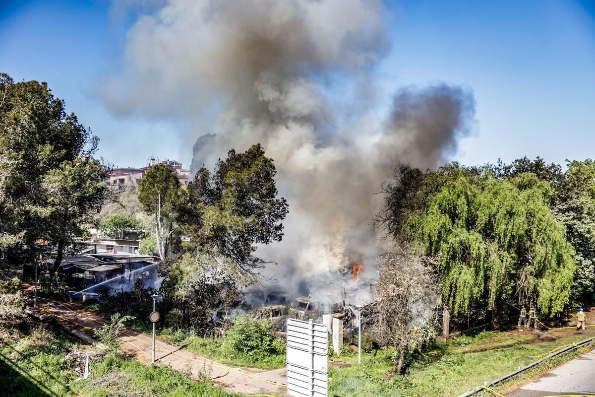 Aparatoso incendio en un vertedero de Montcada i Reixac