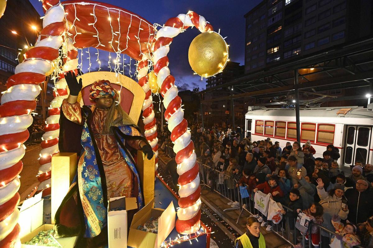 Los Reyes Magos recorren las calles de Vigo