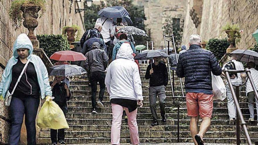 La lluvia y el frío pilló por sorpresa ayer a muchos viandantes en el centro de Palma.