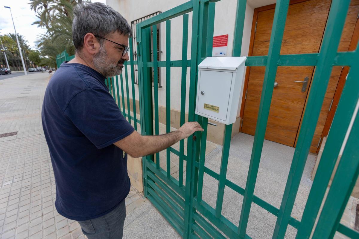 La puerta del centro de la Asociación Tamarit no es especialmente segura y ha sido forzada varias veces