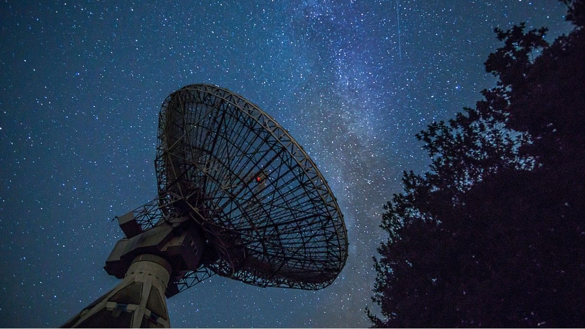 Un radiotelescopio apunta hacia el cielo.