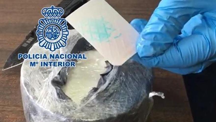 Detenido un hombre que escondía cocaína en un queso