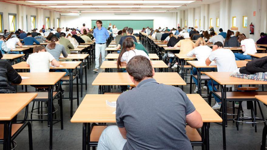 Alumnos gallegos realizan la prueba de selectividad en Galicia // Roller