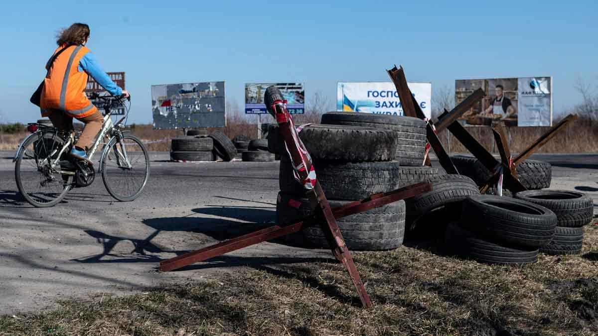 Neumáticos y barricadas en una carretera que se dirige a Leópolis, en el oeste de Ucrania