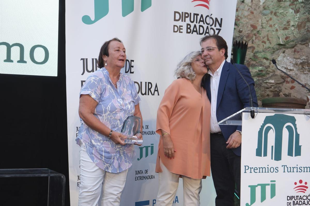 Guillermo Fernández Vara, presidente de la Junta de Extremadura, Dania Dévora, directora de Womad y a Silvia González, directora del Gran Teatro.