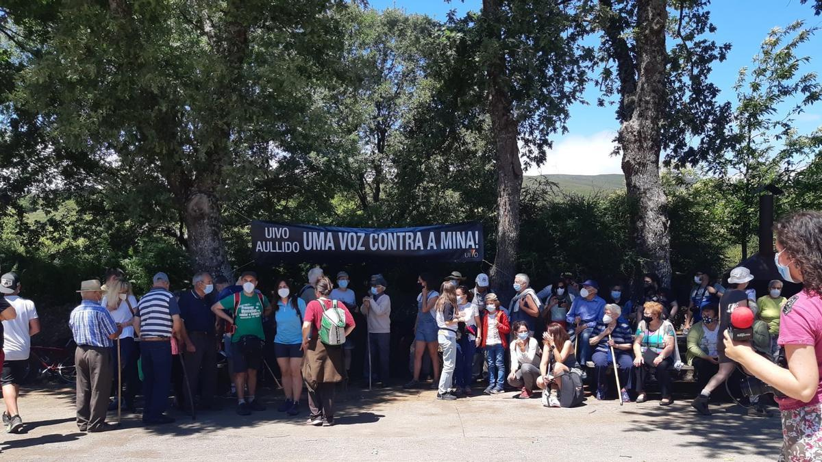 Personas reunidas en Calabor al término de la marcha para protestar contra la mina de wolframio