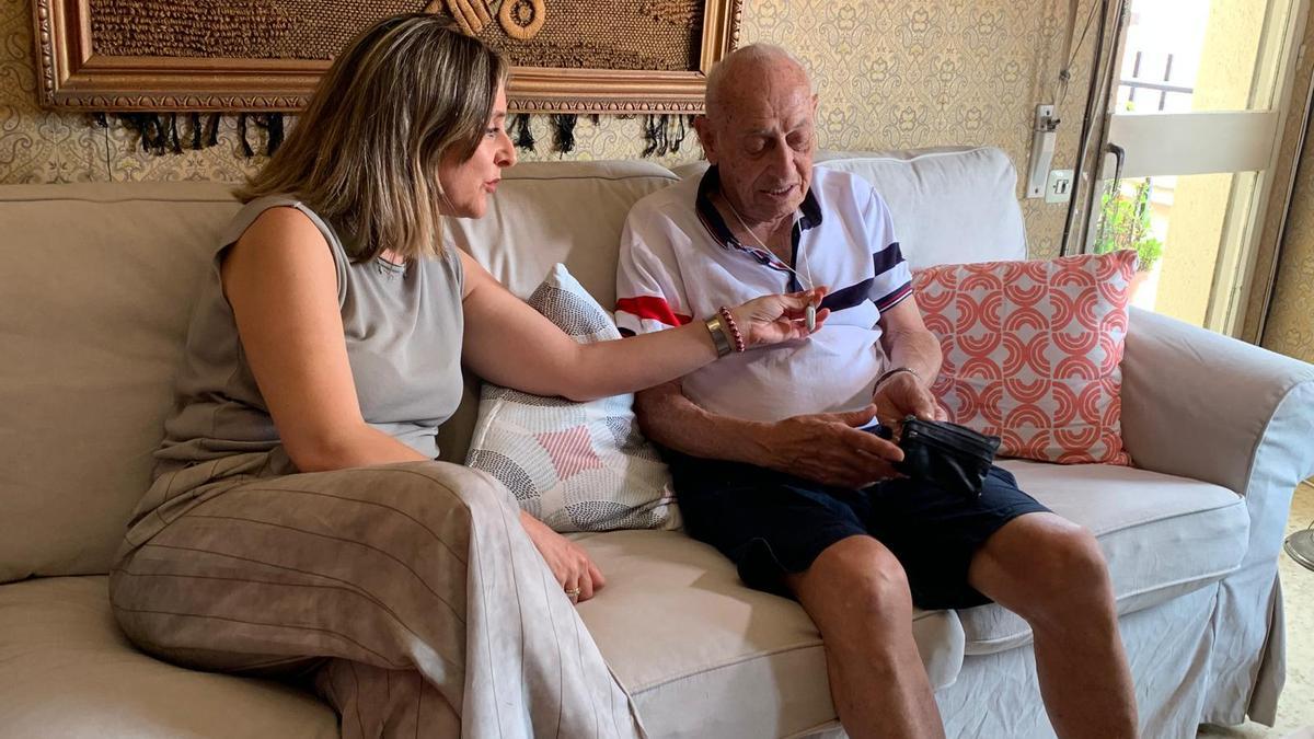 La consejera Conchita Ruiz visitó ayer a José Paredes en su domicilio.