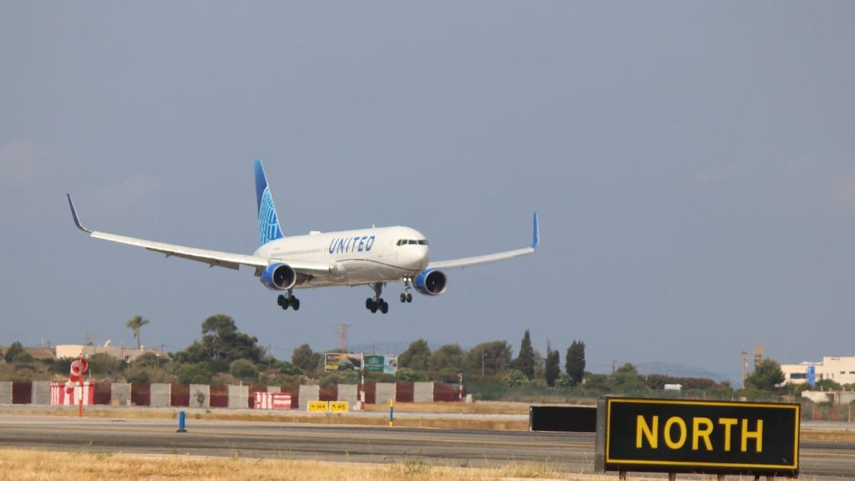 El Boeig 767-300 procedente de Nueva York aterrizando este viernes en el aerpuerto de Palma, una imagen compartida por los controladores aéreos.