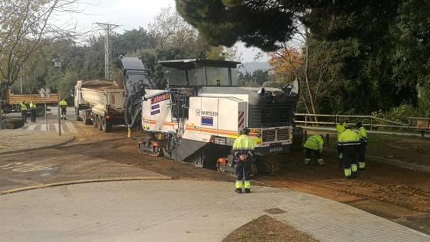 Els treballs han començat al carrer de les Escoles.