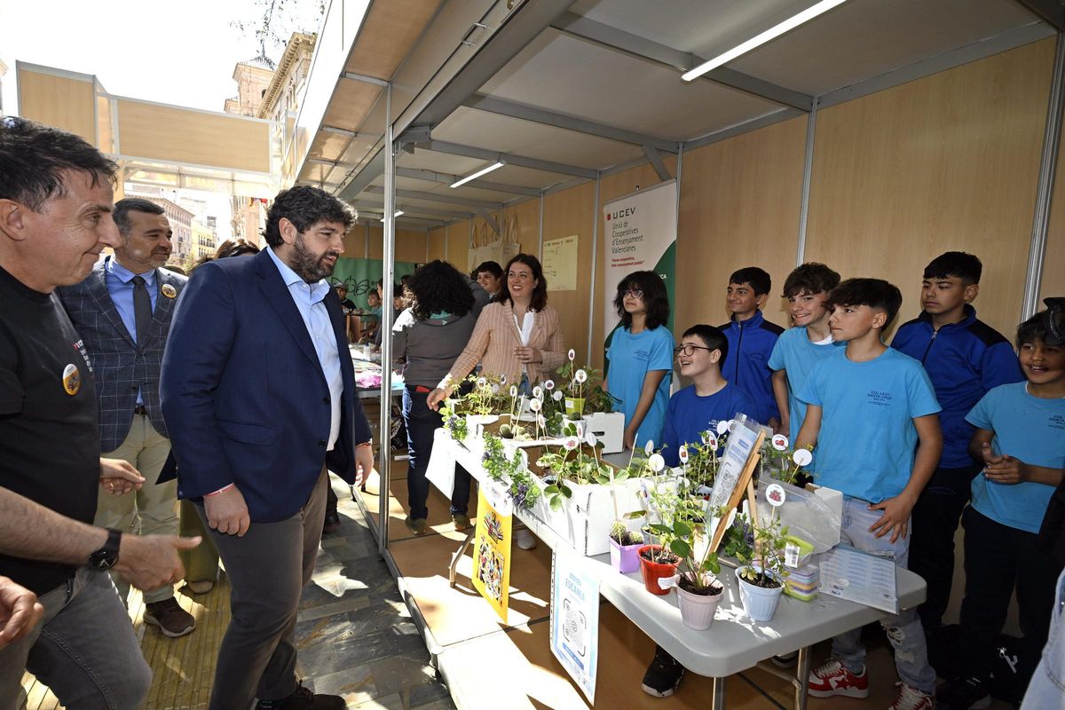 López Miras visitó todos los expositores y conoció de primera mano las iniciativas impulsadas por los alumnos/as.