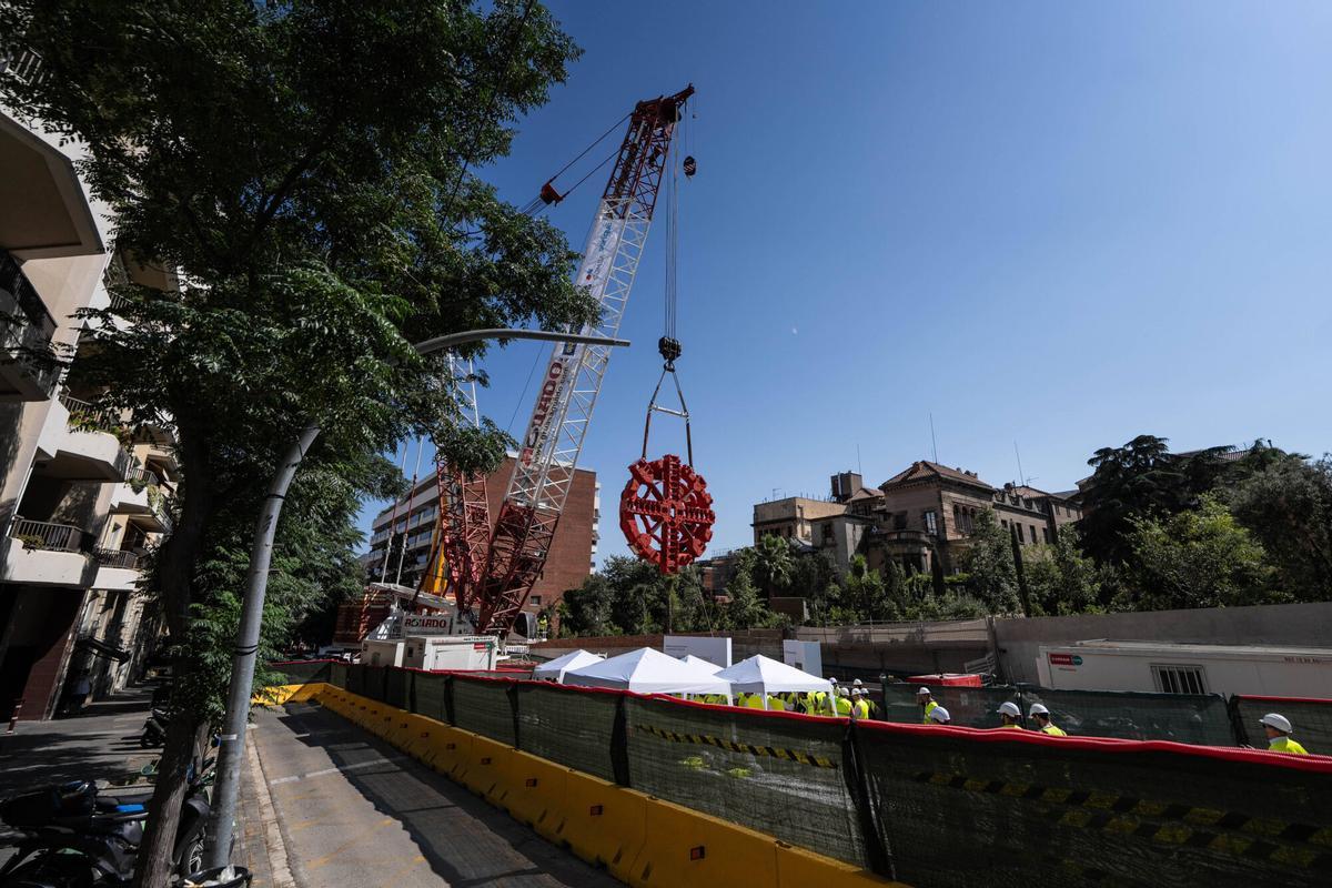 Instalación de la rueda de corte de la tuneladora de la L9 en el pozo de la calle Mandri.