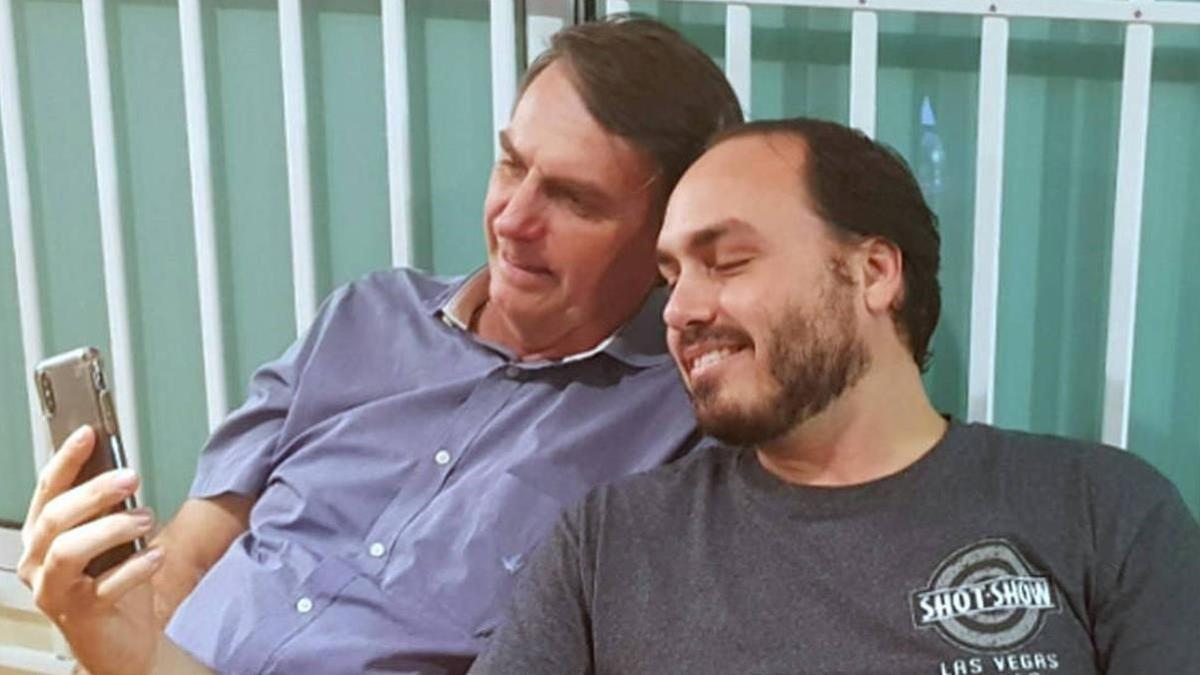 Carlos Bolsonaro, con su padre, el presidente de Brasil, Jair Bolsonaro.