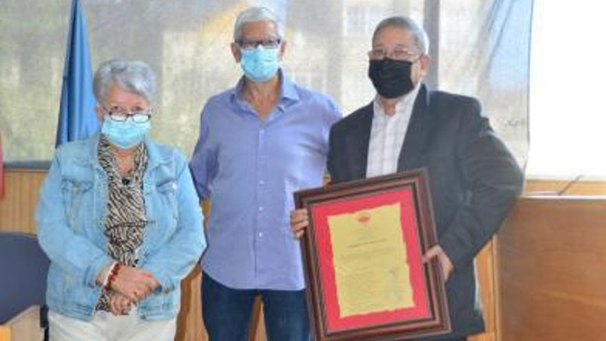 Abalo entregou o premio a Xerardo Dasairas en presenza da presidenta de Daravelo. | // G.Núñez