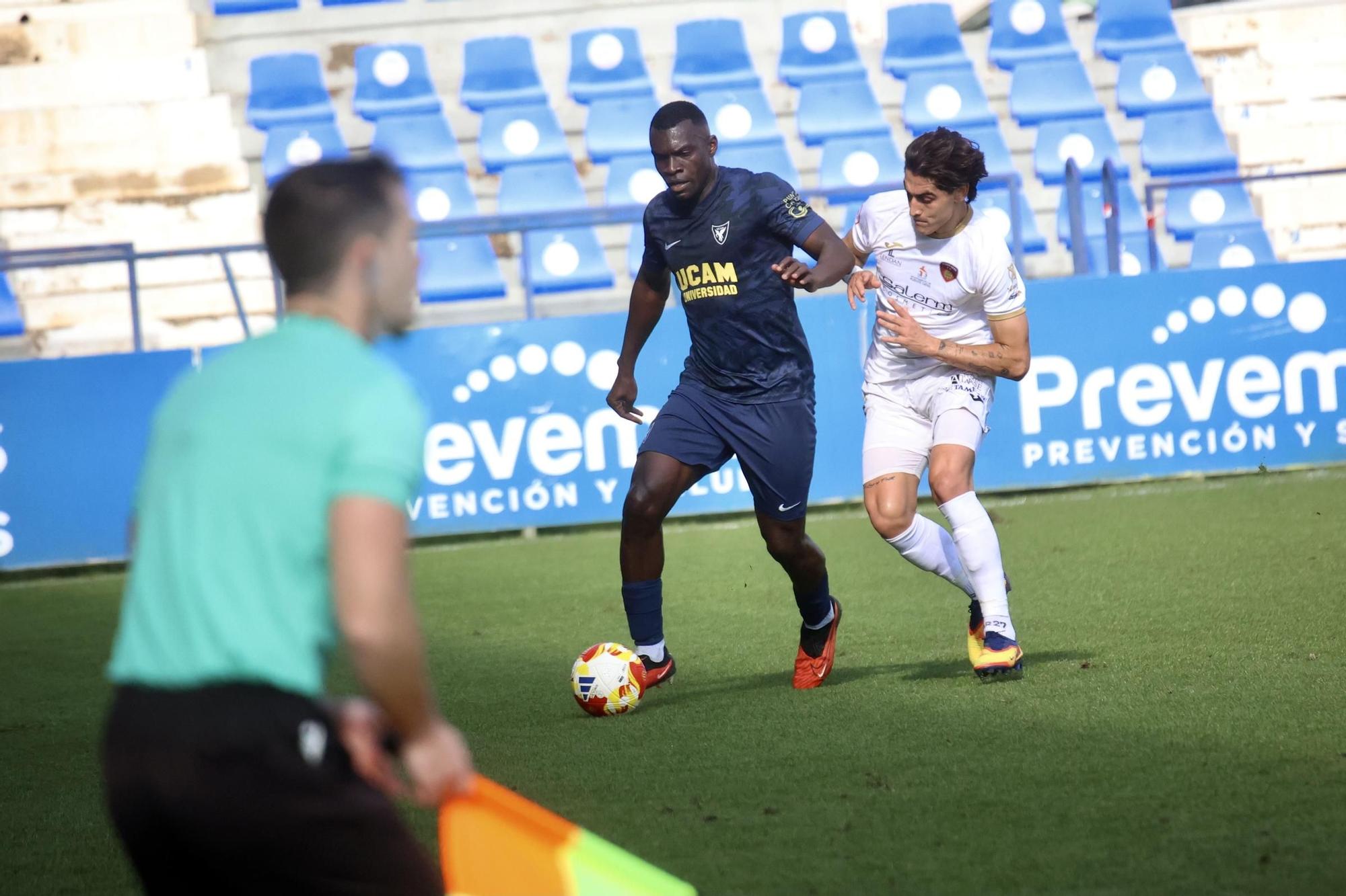 El UCAM Murcia CF contra el Puente Genil en fotos