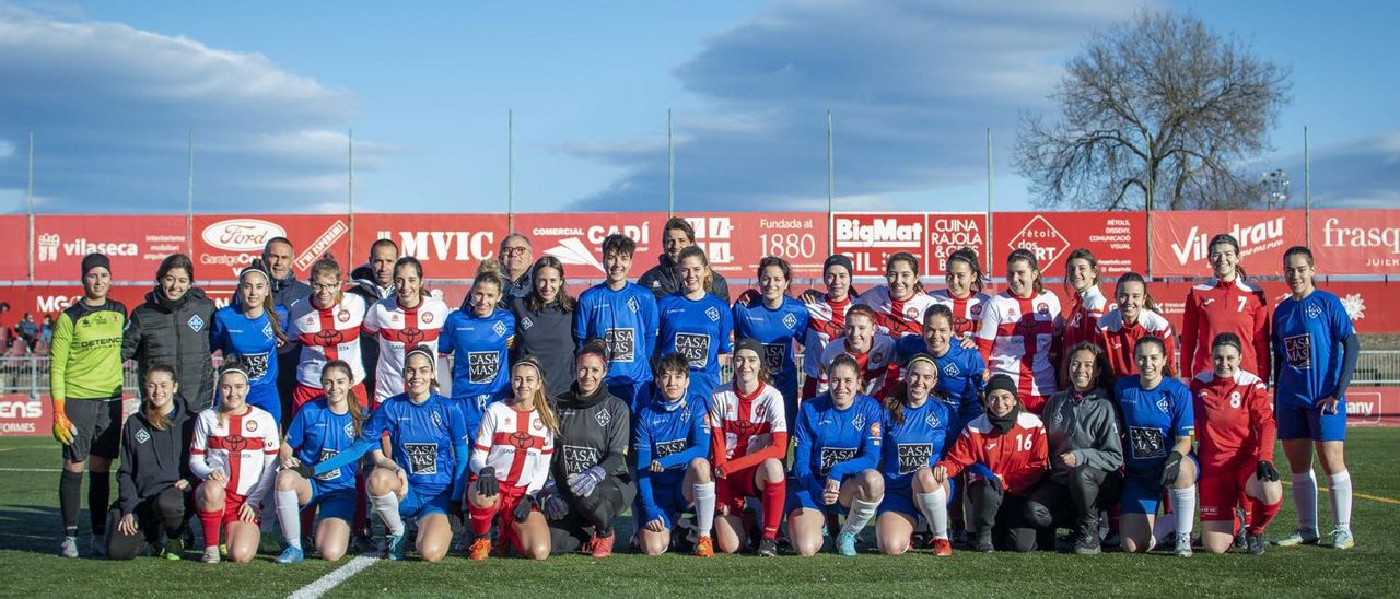 La Fundació UE Vic B va entregar al CF Castellterçol un banderí commemoratiu del seu centenari