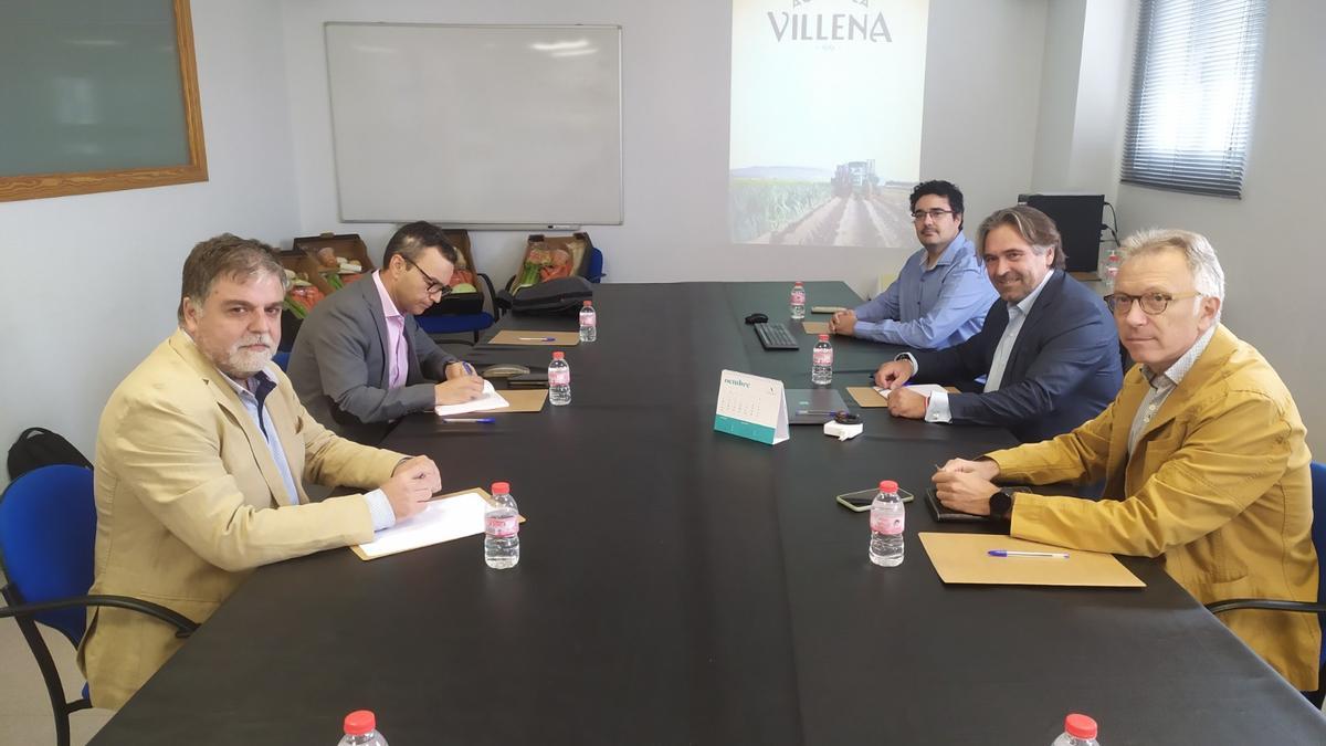 La reunión de los nuevos propietarios de Agrícola Villena con el secretario autonómico y el director general de Agricultura y el alcalde de Villena.