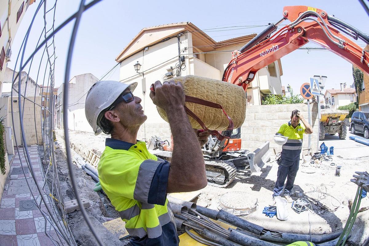 Empleados de la construcción soportando calor extremo
