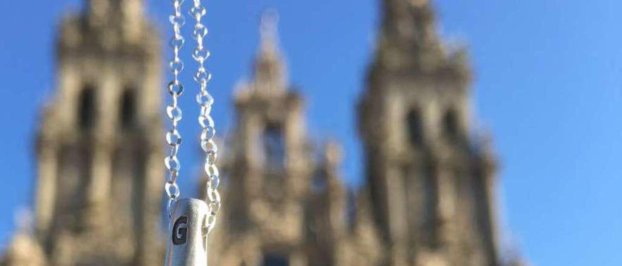 Colgante de Gota de Lluvia de Santiago en la Plaza del Obradoiro, frente a la catedral. // FdV