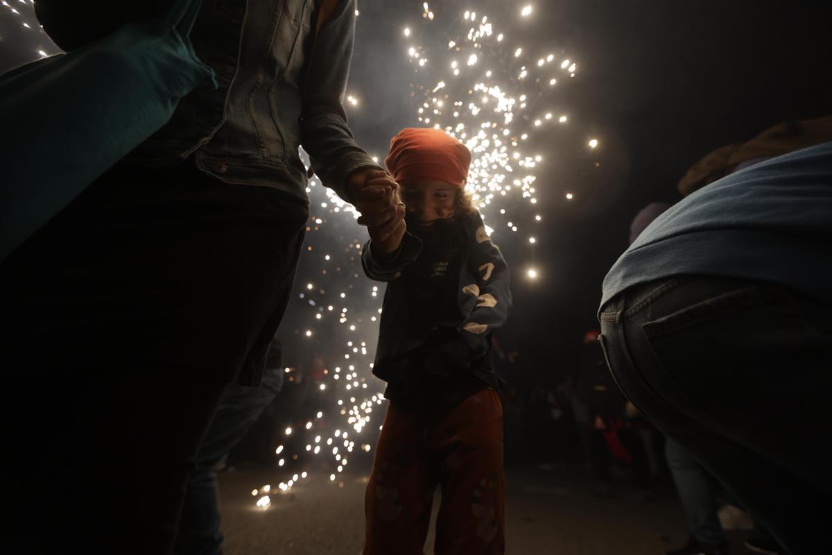 Los diables incendian el Passeig de Gràcia durante el correfoc de la Mercè.