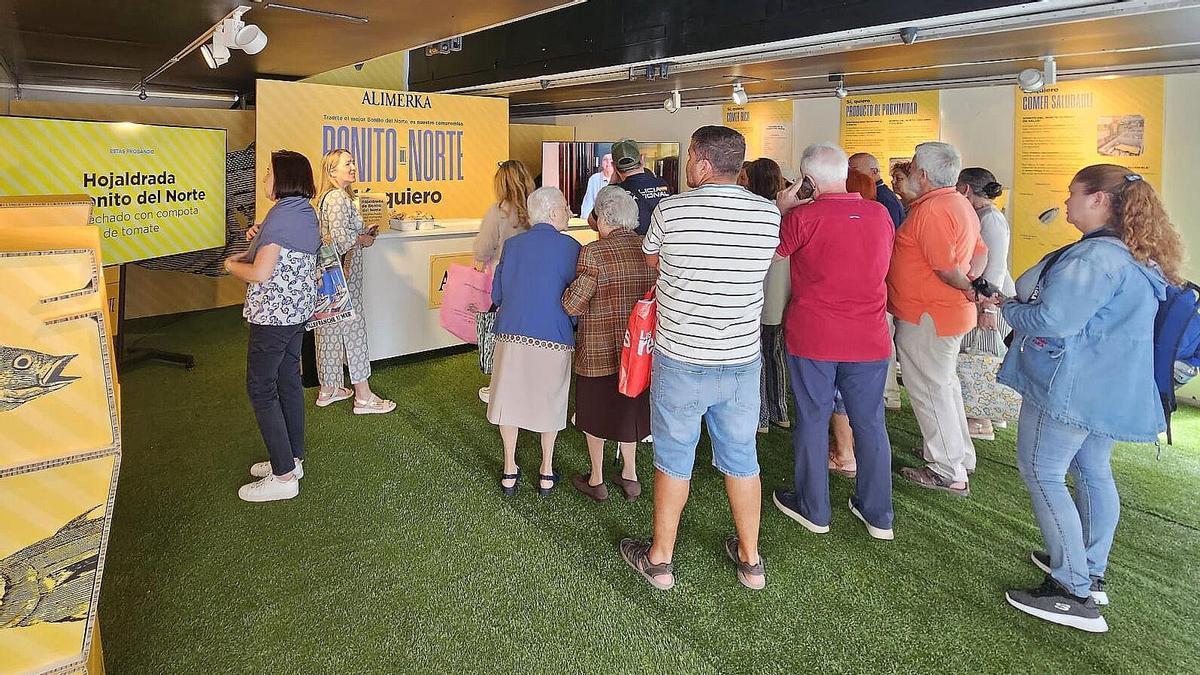 Visitantes en el expotráiler del bonito del norte, en la plaza del Carbayón, el año pasado.