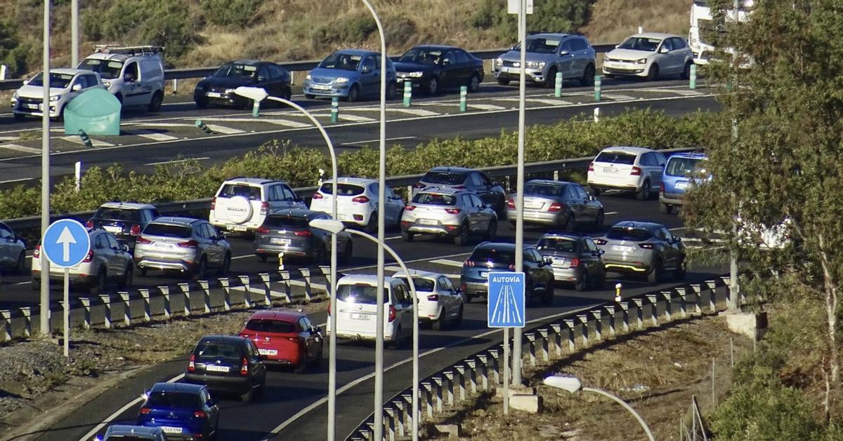 Imagen de un atasco, a finales de octubre, en la autovía A-7 a la altura de Rincón de la Victoria. | ÁLEX ZEA
