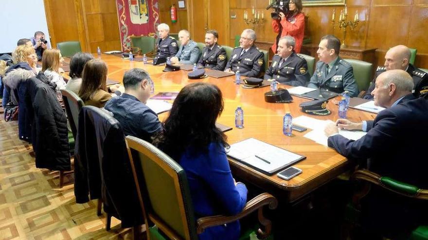 Un momento de la reunión para abordar el Plan de Seguridad en Centros Educativos.