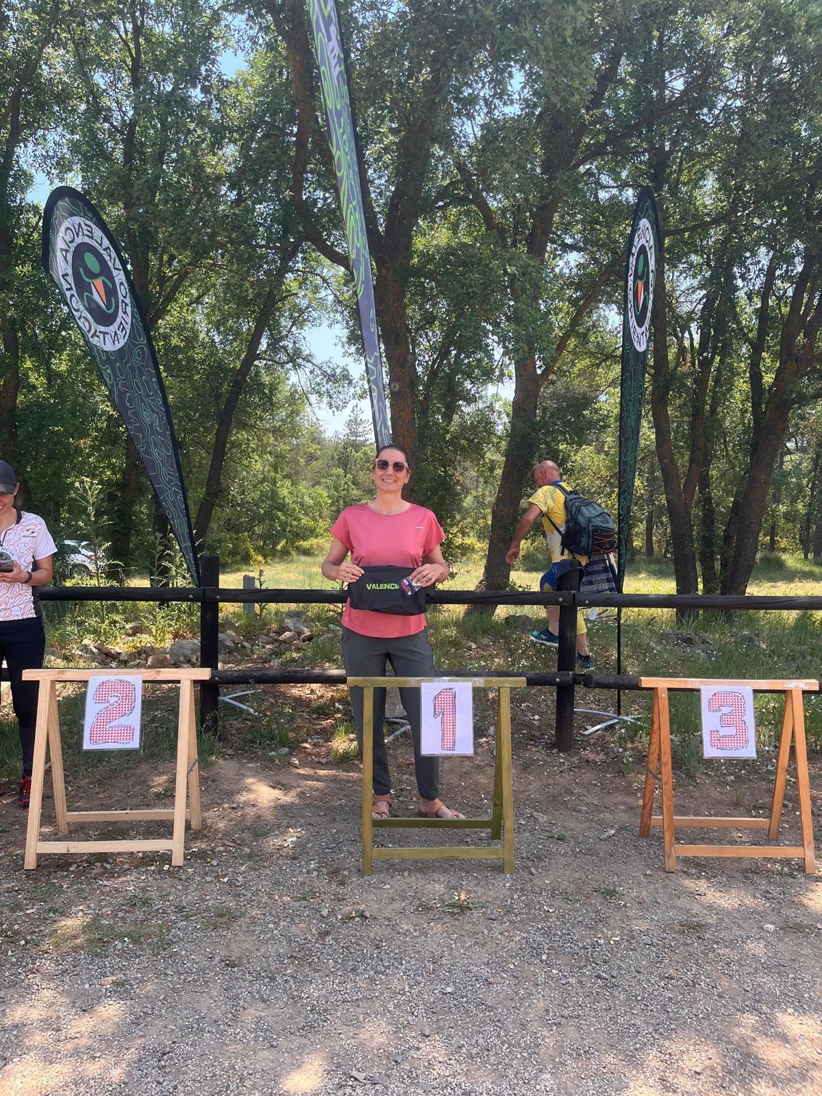 Una atleta del CAX Orientació en el primer puesto del podio.