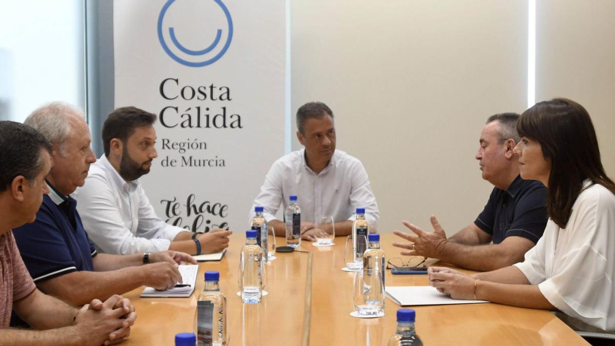 Santiago Navarro (CCOO), Antonio Jimémez (UGT), en la reunión con el consejero de Presidencia y Turismo, Marcos Ortuño | ISRAEL SÁNCHEZ