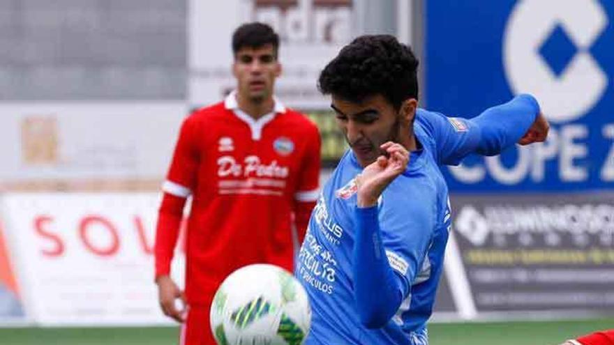 Juanito, que será baja hoy, despeja un balón.