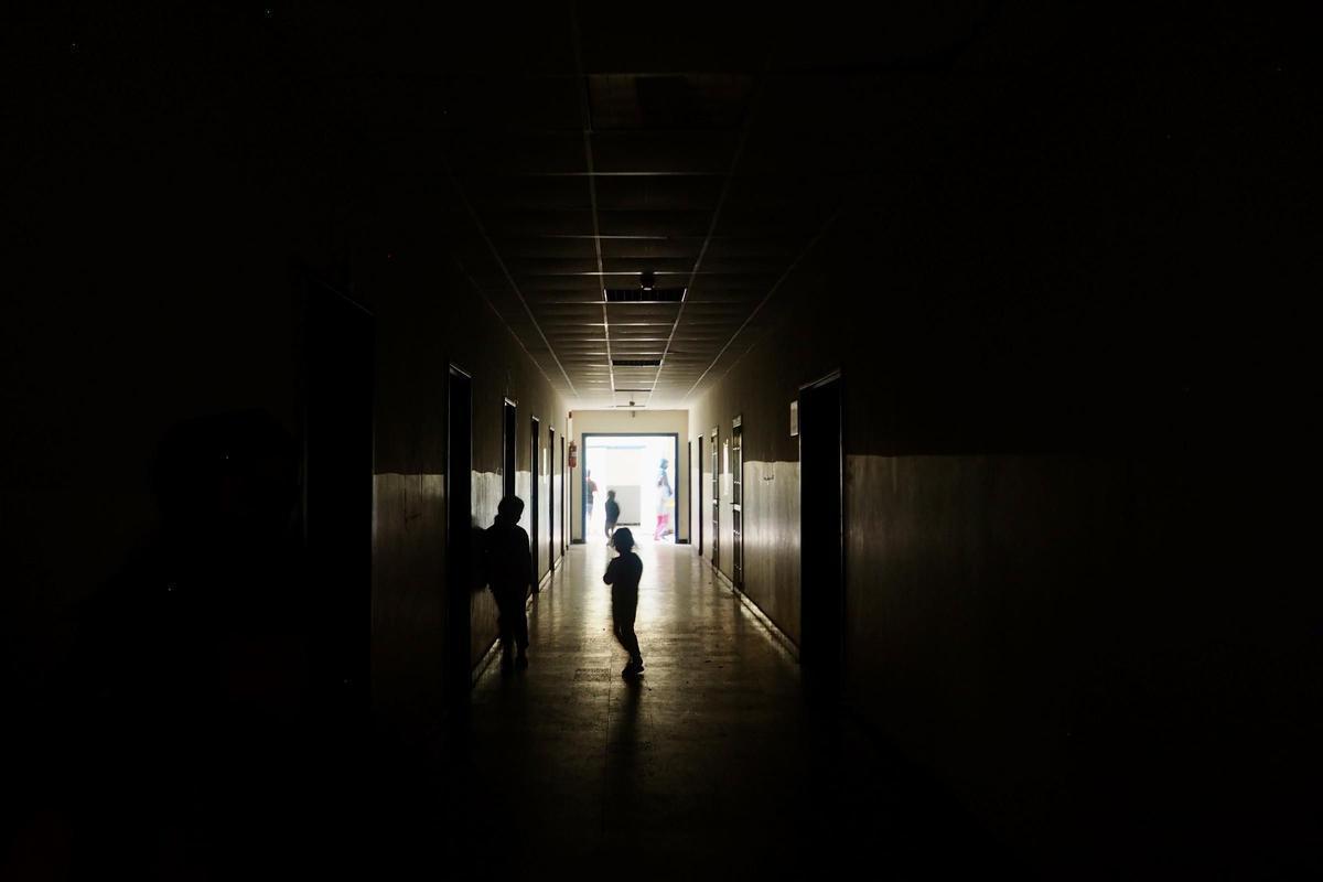 Pasillo de la escuela que sirve de refugio para libaneses del sur desplazados por el conflicto con Israel.