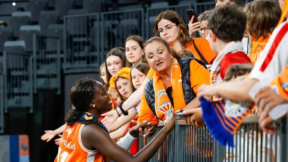Así ha sido el regreso al Roig Arena de Awa Fam tras triunfar en el draft de la WNBA