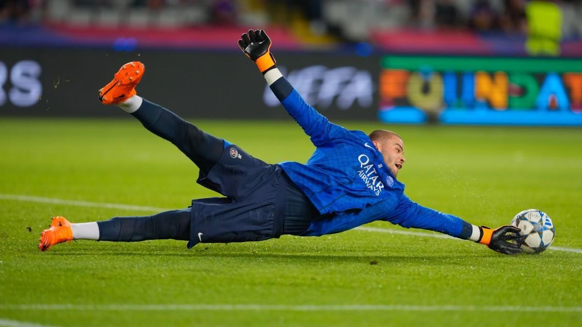 BARCELONA , 01/10/2025.- El portero del Paris Saint Germain, Lucas Chevalier, durante el calentamiento previo al partido de la fase de grupos de la Liga de Campeones que FC Barcelona y PSG disputan este miércoles en el estadio olÃmpico Lluis Companys. EFE/Alejandro GarcÃa
