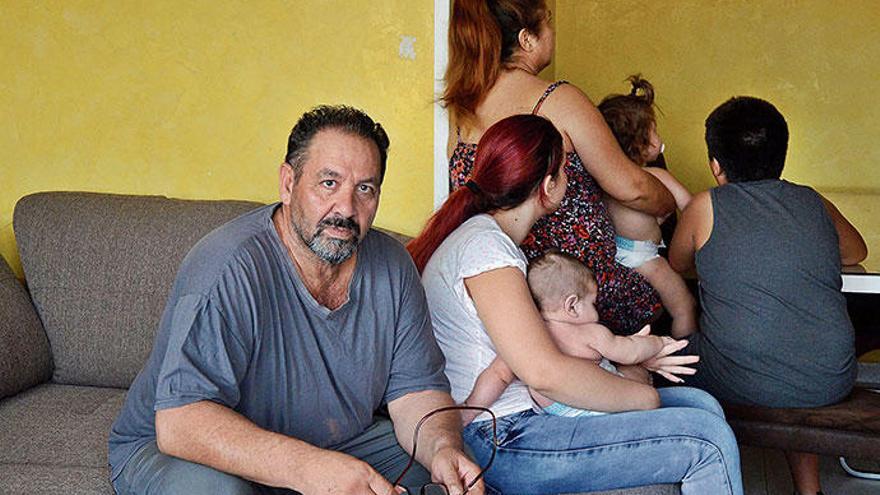 Ramón Santiago mit einem Teil seiner Familie in der Wohnung in Sa Cabana. Der Ort gehört zur Gemeinde Marratxí.