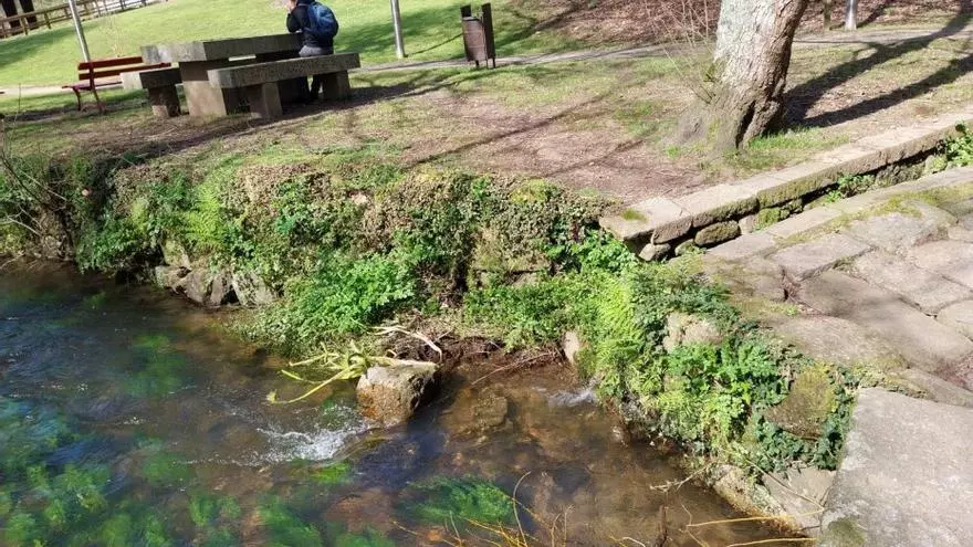 Vecinos de Fonte da Coca piden solución a las alcantarillas sueltas