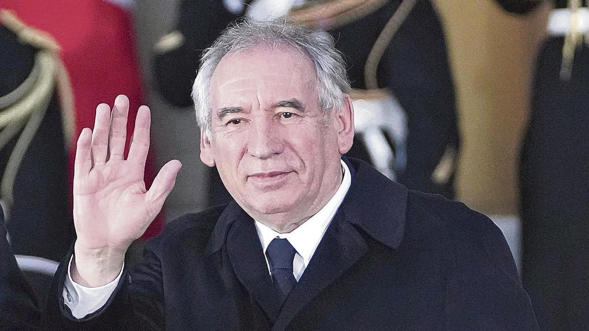El primer ministro francés, François Bayrou, saluda a su llegada a su residencia oficial en París, el 13 de diciembre.