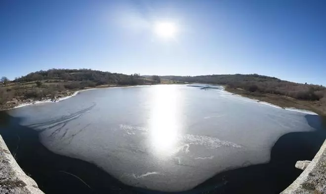 El tiempo en Galicia | El frío congela este embalse ourensano
